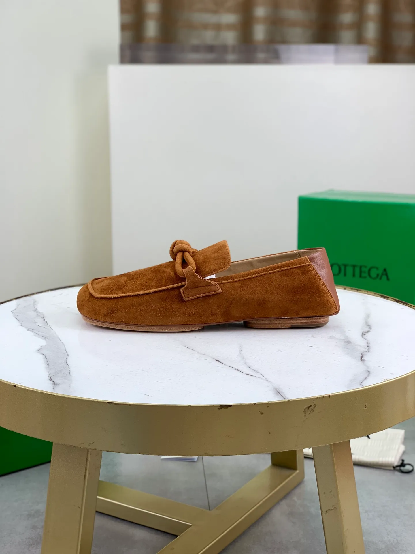 Factory price P760💰Top quality (genuine leather outsole series)💎💎💎 BOTTEGA VENETA official website synchronizes the latest model, top version of the highest version of BV business leather shoes in the market, accept material comparison, shoe type comparison, process comparison, practical and texture, versatile, suitable for any occasion, the more you look at it, the more flavorful it becomes. Pure hand-woven craftsmanship - upper material, imported original hand-woven calfskin - high-quality water-dyed sheepskin lining - original private model custom-made hand-made leather outsole -Size: female 35-39 (34 40 customized) male 39-44 (38 45 customized) Comes with original BV green box, complete packaging.